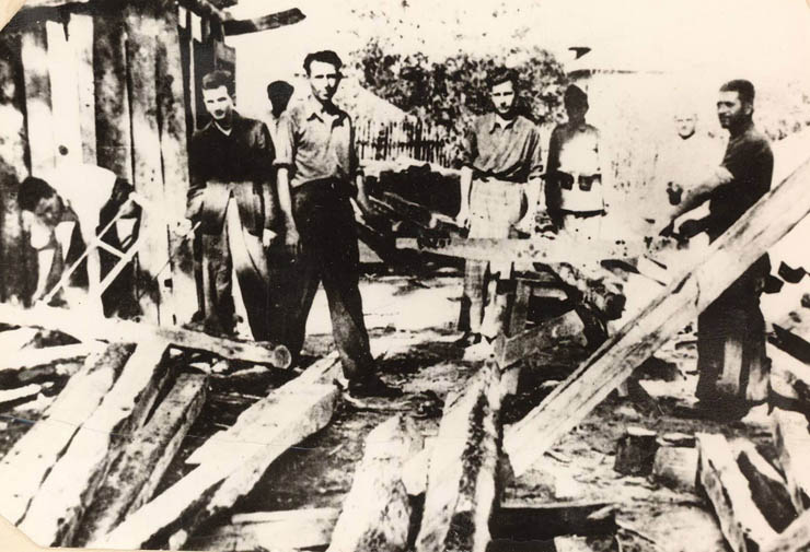 1943 - Nicolae Ceauşescu deţinut în lagărul de la Târgu Jiu al doilea din stânga Fototeca online a comunismului românesc cota 1-1943