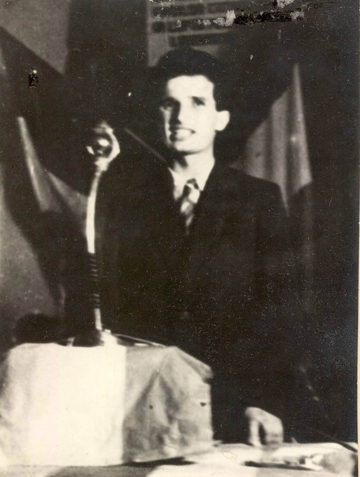 1944 - Nicolae Ceauşescu vorbind la un miting pe 10 septembrie 1944 Fototeca online a comunismului românesc cota 20-1944