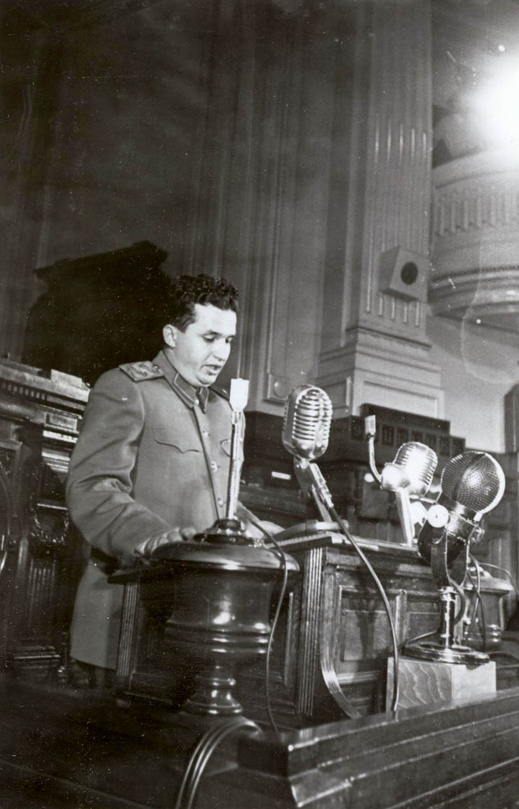 1952 - Nicolae Ceauşescu ţine un discurs cu prilehul unei noi modificări a Constituţiei Fototeca online a comunismului românesc