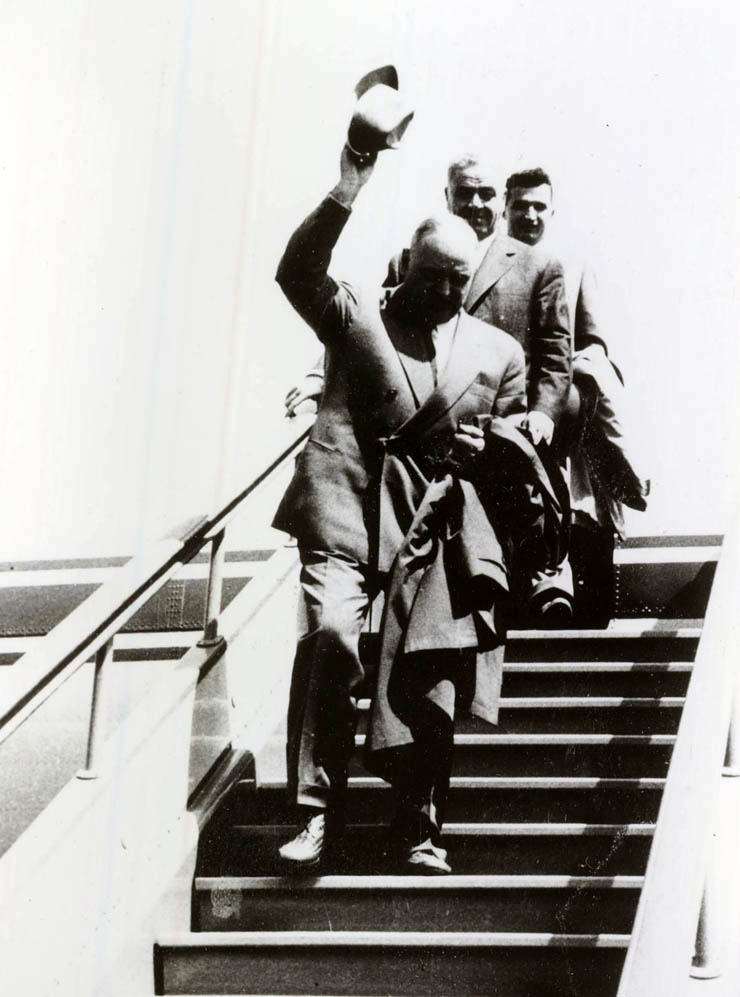 1961 - Nicolae Ceauşescu în spatele lui Dej şi Bodnăraş la venirea de la Moscova Fototeca online a comunismului românesc