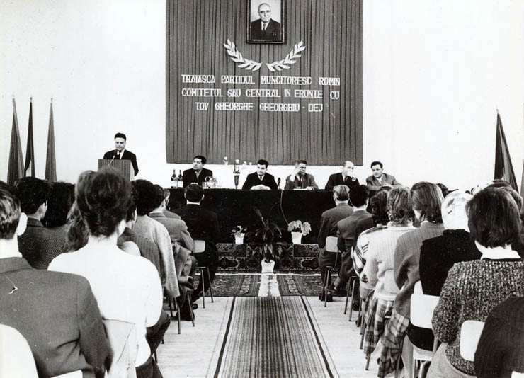 1965 - Nicolae Ceauşescu la tribună sub portretul lui Gheorghe Gheorghiu Dej Fototeca online a comunismului românesc