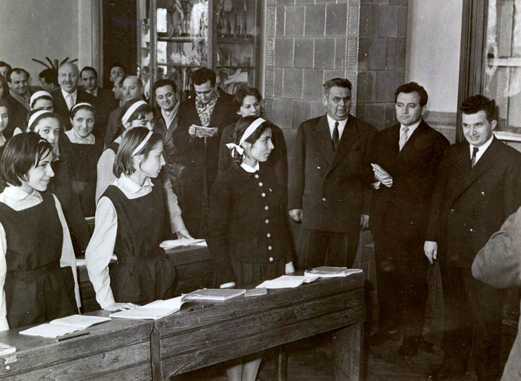 1965 - Nicolae Ceauşescu în vizită la liceul Nicolae Bălcescu din Piteşti Fototeca online a comunismului românesc