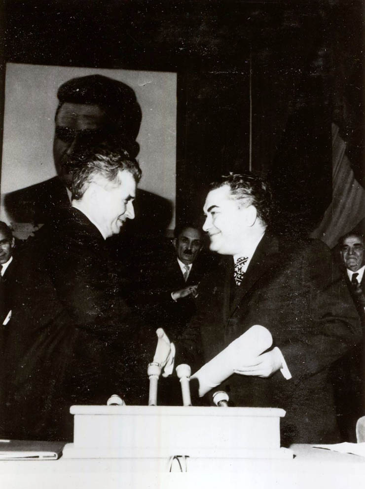 1973 - Nicolae Ceauşescu primeşte titlul de Doctor Honoris Causa al Universităţii Bucureşti Fototeca online a comunismului românesc
