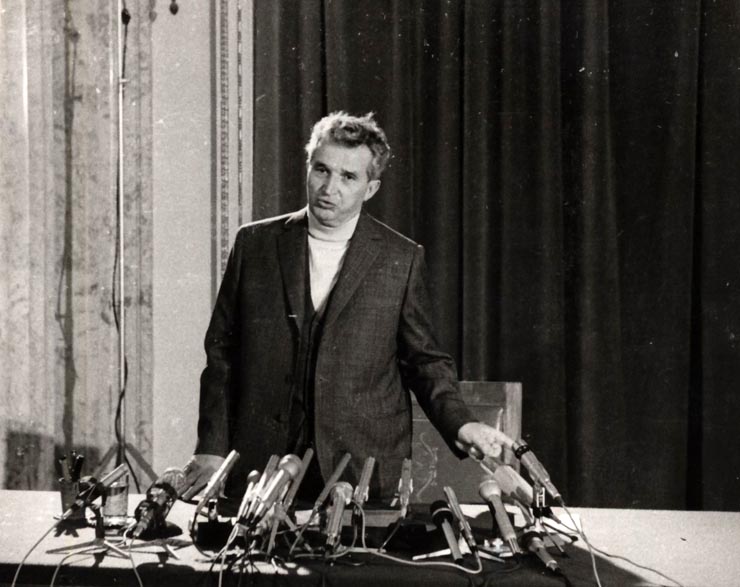 1977 - Nicolae Ceauşescu la conferinţa de presă de după cutremurul din Bucureşti Fototeca online a comunismului românesc